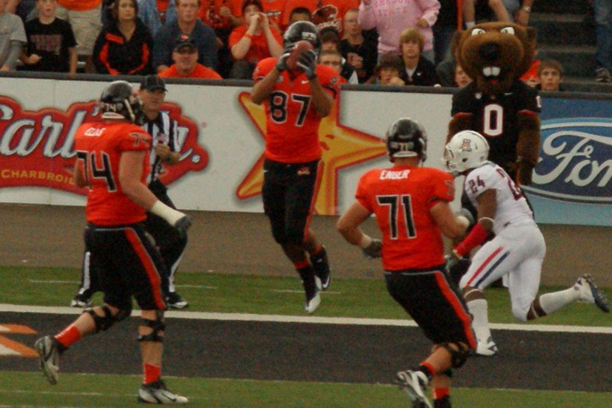 Joe Halahuni catches the first of his two touchdowns against UCLA in Oregon St.'s 37-27 win. <em>(Photo by Andy Wooldridge)</em>